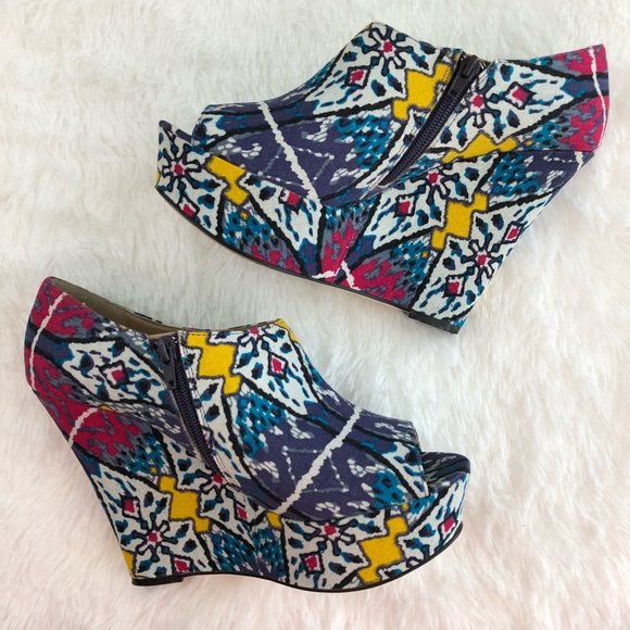 Steve Madden Peep Toe Fabric Platform Wedge - Picture 1 of 6
